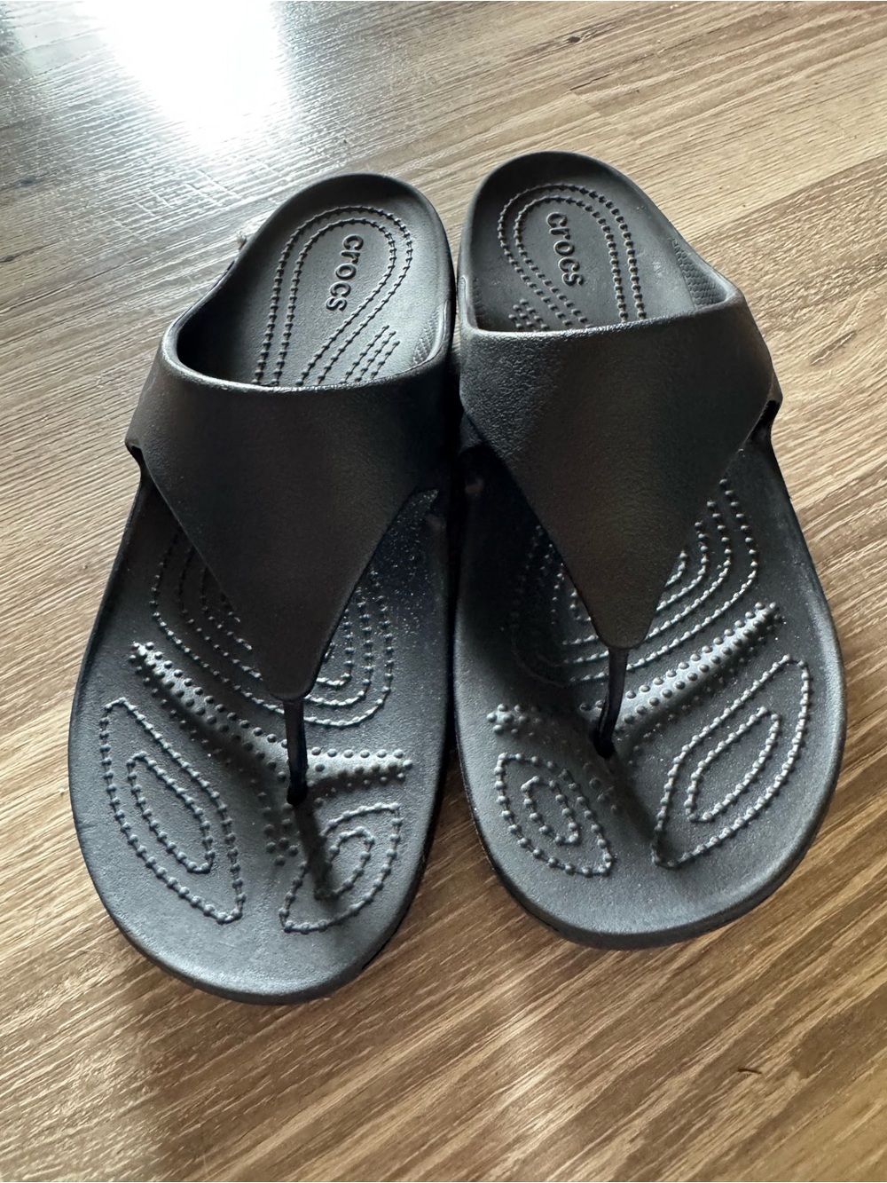 CROCS women’s Black Foam Toe-Post Sandals size 9